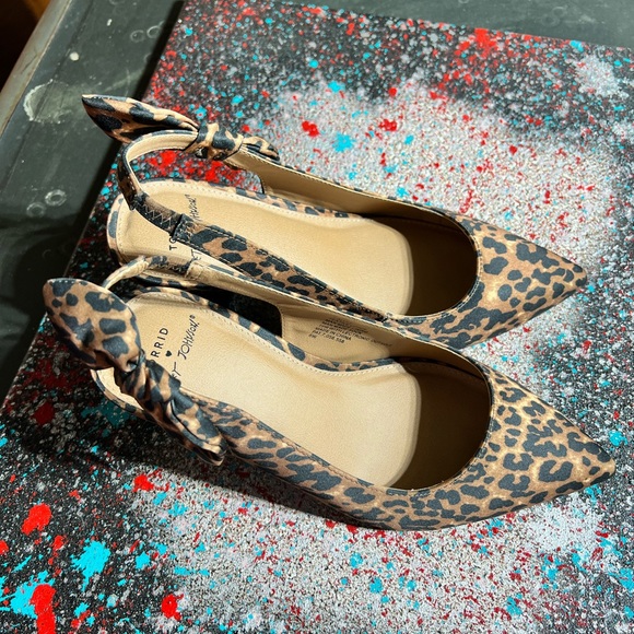 Betsey Johnson- Stunning diamond studded pumps - Picture 4 of 6